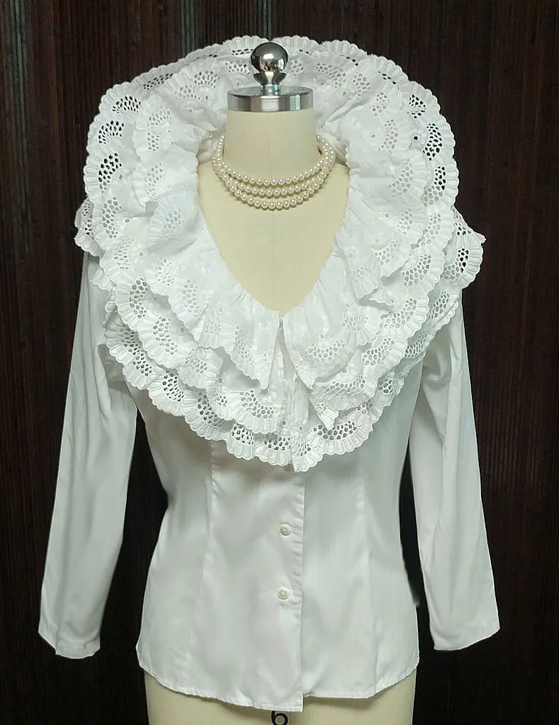 *VINTAGE VERY FEMININE 3 TIER EMBROIDERED SCALLOPED EYELET COLLAR BLOUSE